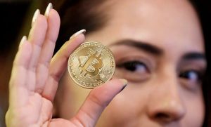 به عقیده کارشناسان وناِک، بیت کوین میتواند در سهماهه ابتدایی سال ۲۰۲۳ تا ۱۰٬۰۰۰ دلار پایین بیاید